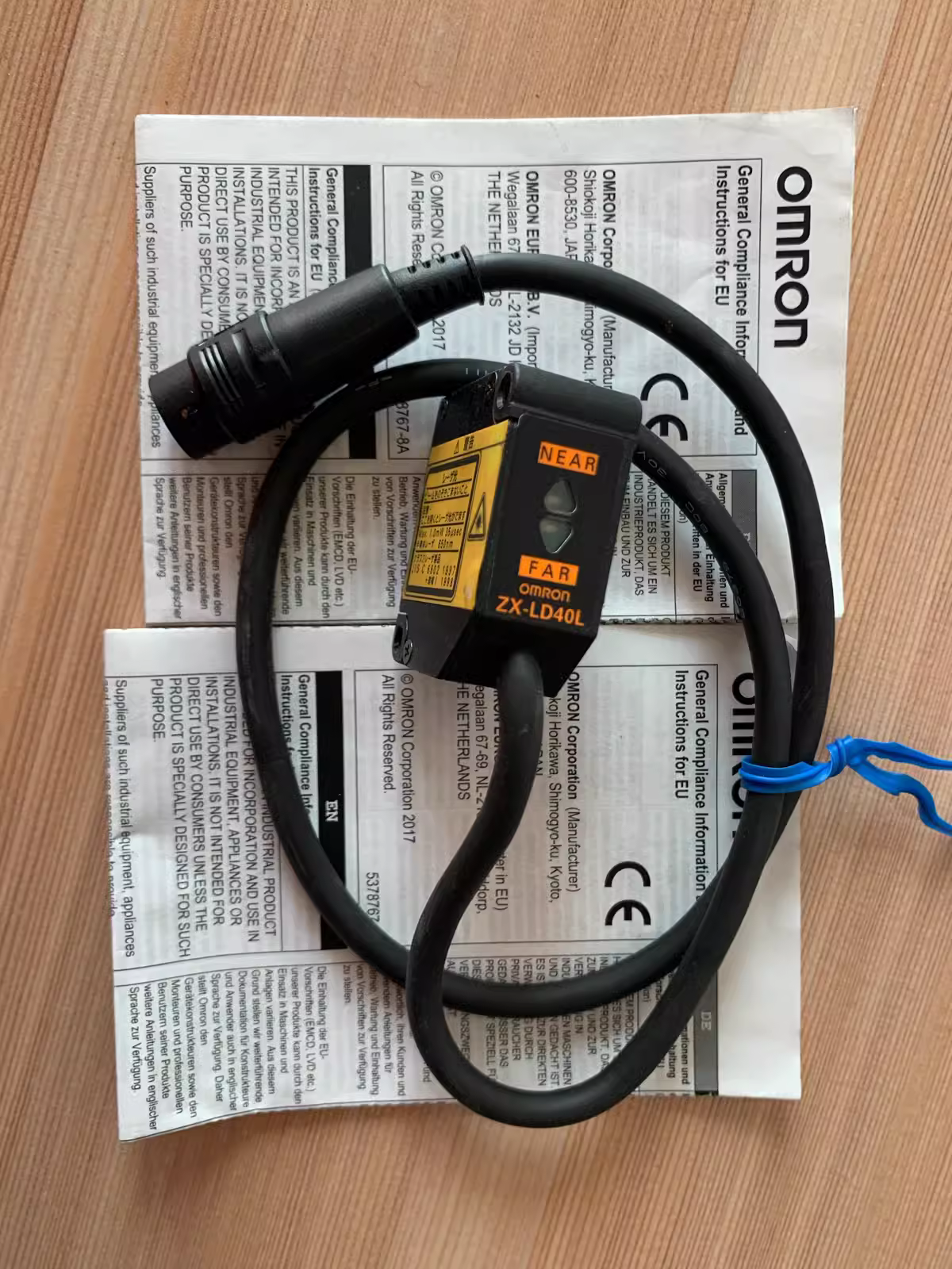 ZX-LD40L laser displacement sensor Omron omron measurement center distance 40mm